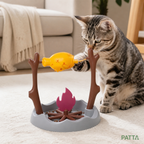 Gato usando o brinquedo interativo porta-petiscos PATTA