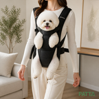 Cão pequeno usando Mochila Frontal Respirável para Pets